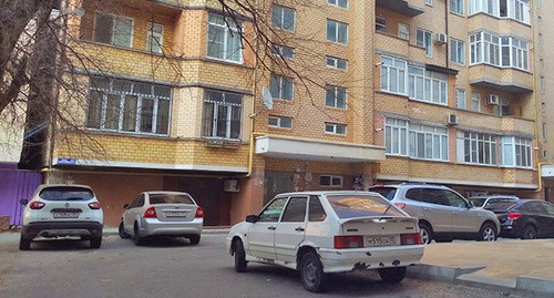 Дом по улице Юсупа Акаева, 27 "а" в Махачкале, жильцы одного из подъездов которого помещены на карантин. 1 апреля 2020 г. Фото Расула Магомедова для "Кавказского узла" Дом по улице Юсупа Акаева, 27 "а" в Махачкале, жильцы одного из подъездов которого помещены на карантин. 1 апреля 2020 г. Фото Расула Магомедова для "Кавказского узла"