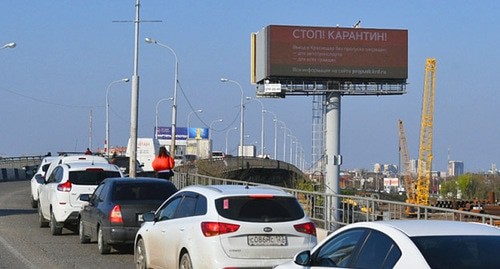 На всех въездах в Краснодар установили предупреждающие баннеры «Стоп! Карантин!». Фото: пресс-служба администрации Краснодара На всех въездах в Краснодар установили предупреждающие баннеры «Стоп! Карантин!». Фото: пресс-служба администрации Краснодара