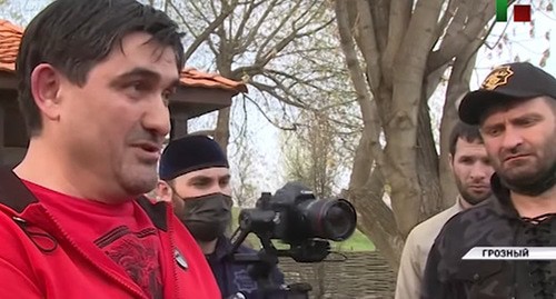 Асланбек Ахметханов (слева) извинился перед руководством республики. Скриншот видео ЧГТРК "Грозный" https://www.grozny.tv/ Асланбек Ахметханов (слева) извинился перед руководством республики. Скриншот видео ЧГТРК "Грозный" https://www.grozny.tv/