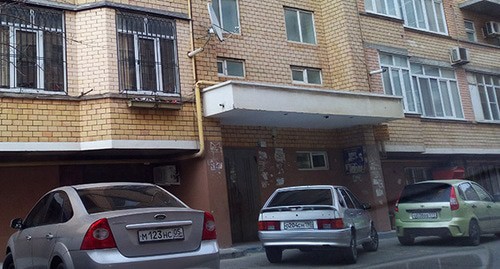 Дом по улице Юсупа Акаева, 27 "а" в Махачкале, жильцы одного из подъездов которого помещены на карантин. 1 апреля 2020 г. Фото Расула Магомедова для "Кавказского узла" Дом по улице Юсупа Акаева, 27 "а" в Махачкале, жильцы одного из подъездов которого помещены на карантин. 1 апреля 2020 г. Фото Расула Магомедова для "Кавказского узла"