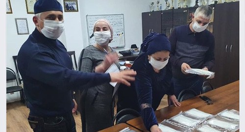 Пошив масок в Ингушетии. Скриншот снимка Магомеда Бекмурзиева в Facebook. Пошив масок в Ингушетии. Скриншот снимка Магомеда Бекмурзиева в Facebook.