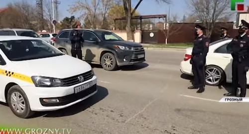 Полицейские останавливают машины для проверки в Грозном. Стоп-кадр видео YouTube-канала "ЧГТРК "Грозный". https://www.youtube.com/watch?v=Dq-Sv8HPfjo Полицейские останавливают машины для проверки в Грозном. Стоп-кадр видео YouTube-канала "ЧГТРК "Грозный". https://www.youtube.com/watch?v=Dq-Sv8HPfjo