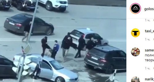 Люди в форме силовиков пинают мужчину. Скриншот публикации в Instagram-паблике "Голос Дагестана" https://www.instagram.com/p/B-kj2lQouDl/ Люди в форме силовиков пинают мужчину. Скриншот публикации в Instagram-паблике "Голос Дагестана" https://www.instagram.com/p/B-kj2lQouDl/
