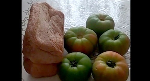 Продуктовый набор, полученный жителем Чечни от властей. Кадр опубликованного в WhatsApp видео, снятого жителем Ачхой-Мартановского района. Продуктовый набор, полученный жителем Чечни от властей. Кадр опубликованного в WhatsApp видео, снятого жителем Ачхой-Мартановского района.