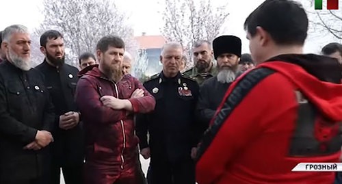 Рамзан Кадыров отчитывает Асламбека Ахметханова (в красном костюме). Кадр видео ЧГТРК "Грозный" https://www.youtube.com/watch?v=IUHeFy2cpfk Рамзан Кадыров отчитывает Асламбека Ахметханова (в красном костюме). Кадр видео ЧГТРК "Грозный" https://www.youtube.com/watch?v=IUHeFy2cpfk