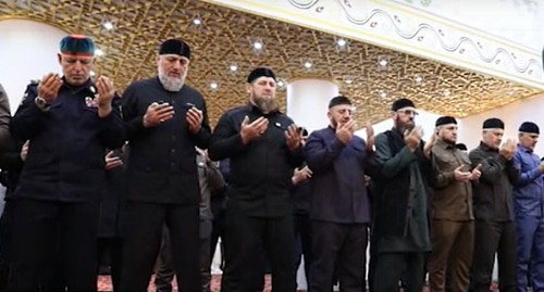 Рамзан Кадыров и его приближенные на коллективной молитве. Скриншот видео ЧГТРК "Грозный" Рамзан Кадыров и его приближенные на коллективной молитве. Скриншот видео ЧГТРК "Грозный"