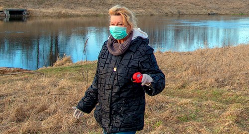 Женщина в медицинской маске во время карантина. Фото Нины Тумановой для "Кавказского узла" Женщина в медицинской маске во время карантина. Фото Нины Тумановой для "Кавказского узла"