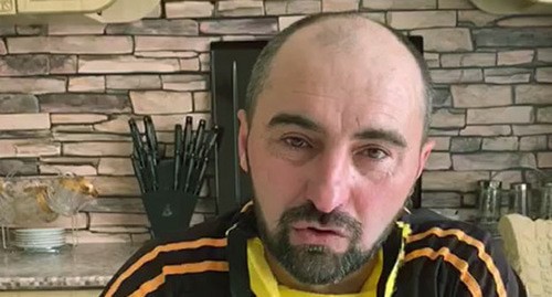 Житель Ачхой-Мартановского района Чечни просит прощения за публикацию ролика. Кадр видеообращения, опубликованного в WhatsApp. Житель Ачхой-Мартановского района Чечни просит прощения за публикацию ролика. Кадр видеообращения, опубликованного в WhatsApp.
