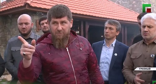 Рамзан Кадыров (в центре) отчитывает Асламбека Ахметханова. Кадр видео ЧГТРК "Грозный" https://www.youtube.com/watch?v=IUHeFy2cpfk Рамзан Кадыров (в центре) отчитывает Асламбека Ахметханова. Кадр видео ЧГТРК "Грозный" https://www.youtube.com/watch?v=IUHeFy2cpfk