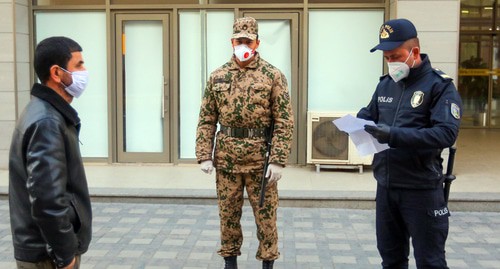 Сотрудник полиции и военнослужащий внутренних войск на улице Баку во время карантина. Фото Азиза Каримова для "Кавказского узла" Сотрудник полиции и военнослужащий внутренних войск на улице Баку во время карантина. Фото Азиза Каримова для "Кавказского узла"