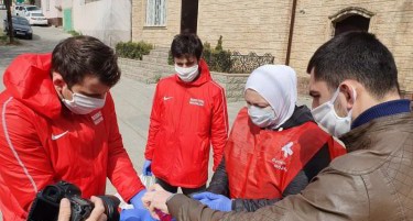 Волонтеры-медики помогают продуктами ветеранам ВОВ. Фото пресс-службы Минздрава Дагестана http://minzdravrd.ru/news/item/2440 Волонтеры-медики помогают продуктами ветеранам ВОВ. Фото пресс-службы Минздрава Дагестана http://minzdravrd.ru/news/item/2440