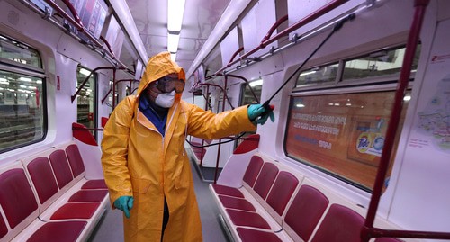 Сотрудник, одетый в защитное снаряжение, распыляет дезинфицирующее средство, в Тбилиси, Грузия, 2 марта 2020 года. Фото: REUTERS/Ираклий Геденидзе Сотрудник, одетый в защитное снаряжение, распыляет дезинфицирующее средство, в Тбилиси, Грузия, 2 марта 2020 года. Фото: REUTERS/Ираклий Геденидзе
