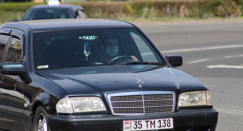 Водитель в маске на улице Еревана. Фото Тиграна Петросяна для "Кавказского узла" Водитель в маске на улице Еревана. Фото Тиграна Петросяна для "Кавказского узла"