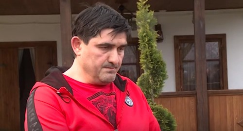 Асламбек Ахметханов. Кадр видео ЧГТРК "Грозный" https://www.youtube.com/watch?v=IUHeFy2cpfk Асламбек Ахметханов. Кадр видео ЧГТРК "Грозный" https://www.youtube.com/watch?v=IUHeFy2cpfk