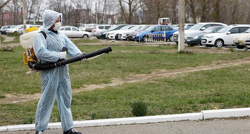 Человек в защитной одежде проводит дезинфекцию. Фото: REUTERS/Eduard Korniyenko Человек в защитной одежде проводит дезинфекцию. Фото: REUTERS/Eduard Korniyenko