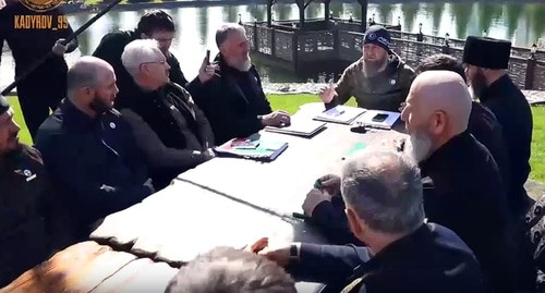 Заседание Оперативного штаба по противодействию COVID-19 07.04.2020. Кадр видео официального канал Рамзана Кадырова вконтакте. https://vk.com/ramzan Заседание Оперативного штаба по противодействию COVID-19 07.04.2020. Кадр видео официального канал Рамзана Кадырова вконтакте. https://vk.com/ramzan