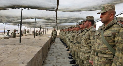 Построение в войсках армии Азербайдажна. Фото: пресс-служба МО Азербайджана https://mod.gov.az/ru/foto-arhiv-045/?gid=30606 Построение в войсках армии Азербайдажна. Фото: пресс-служба МО Азербайджана https://mod.gov.az/ru/foto-arhiv-045/?gid=30606
