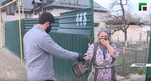 Раздача хлеба жителям Грозного. Стоп-кадр видео канала YouTube "ЧГТРК "Грозный"
https://www.youtube.com/watch?time_continue=11&v=izbztOOQ5Yk&feature=emb_logo