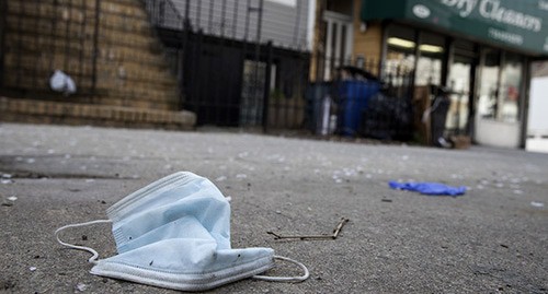 Защитная маска на асфальте. Фото: REUTERS/Stefan Jeremiah Защитная маска на асфальте. Фото: REUTERS/Stefan Jeremiah