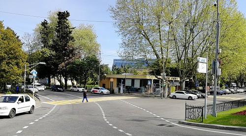 Прохожий на улице в Сочи во время карантина. Фото Светланы Кравченко для "Кавказского узла" Прохожий на улице в Сочи во время карантина. Фото Светланы Кравченко для "Кавказского узла"