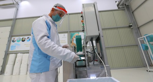 Изготовление медицинских масок. Фото Азиза Каримова для "Кавказского узла" Изготовление медицинских масок. Фото Азиза Каримова для "Кавказского узла"