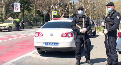 Сотрудники полиции во время карантина в Сочи. Фото Светланы Кравченко для "Кавказского узла" Сотрудники полиции во время карантина в Сочи. Фото Светланы Кравченко для "Кавказского узла"