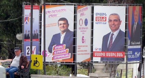 Агитационные плакаты на улице Степанакерта. Фото Алвард Григорян для "Кавказского узла" Агитационные плакаты на улице Степанакерта. Фото Алвард Григорян для "Кавказского узла"
