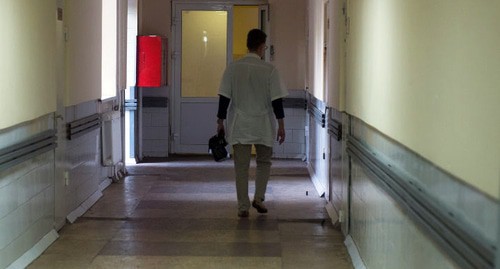 Врач в больничном коридоре. Фото Елены Синеок, "Юга.ру" Врач в больничном коридоре. Фото Елены Синеок, "Юга.ру"