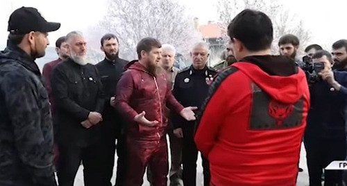 Асланбек Ахметханов (в красном) стоит перед Рамзаном Кадыровым. Стоп-кадр сюжета ЧГТРК "Грозный" "Глава ЧР жестко отчитал Асламбека Ахметханова", https://youtu.be/IUHeFy2cpfk Асланбек Ахметханов (в красном) стоит перед Рамзаном Кадыровым. Стоп-кадр сюжета ЧГТРК "Грозный" "Глава ЧР жестко отчитал Асламбека Ахметханова", https://youtu.be/IUHeFy2cpfk