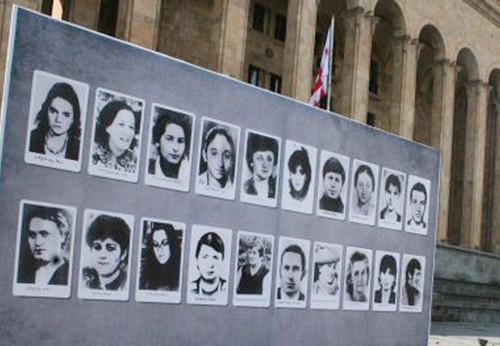 Фото жертв трагедии 9 апреля 1989 года (в основном, женщин) в Тбилиси. Фото George barateli by George Barateli in 2008 https://ru.wikipedia.org/wiki/Тбилисские_события_(1989) Фото жертв трагедии 9 апреля 1989 года (в основном, женщин) в Тбилиси. Фото George barateli by George Barateli in 2008 https://ru.wikipedia.org/wiki/Тбилисские_события_(1989)