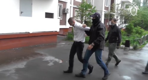 Георгий Гуев (в белой сорочке) и сотрудники силовых органов. Кадр оперативного видео, опубликованного СКР https://www.youtube.com/watch?v=G-iDevWRDfc Георгий Гуев (в белой сорочке) и сотрудники силовых органов. Кадр оперативного видео, опубликованного СКР https://www.youtube.com/watch?v=G-iDevWRDfc