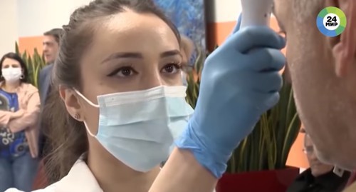 Проверка температуры у посетителя в больнице. Стопкадр из видео на YouTube-канале «Мир 24» https://www.youtube.com/watch?v=Xw6hNz5Jt74 Проверка температуры у посетителя в больнице. Стопкадр из видео на YouTube-канале «Мир 24» https://www.youtube.com/watch?v=Xw6hNz5Jt74