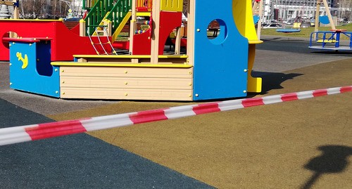 Ограждающая лента на детской площадке. Фото Нины Тумановой для "Кавказского узла" Ограждающая лента на детской площадке. Фото Нины Тумановой для "Кавказского узла"