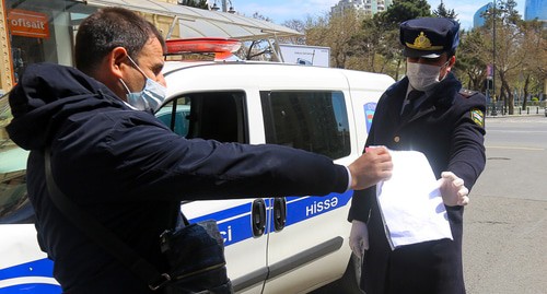 Проверка документов в Баку. Фото Азиза Каримова для "Кавказского узла" Проверка документов в Баку. Фото Азиза Каримова для "Кавказского узла"