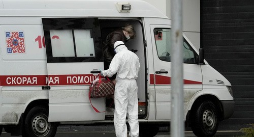 Врач с пациентом возле машины скорой помощи. Россия, апрель 2020 г. Фото: REUTERS/Tatyana Makeyeva Врач с пациентом возле машины скорой помощи. Россия, апрель 2020 г. Фото: REUTERS/Tatyana Makeyeva