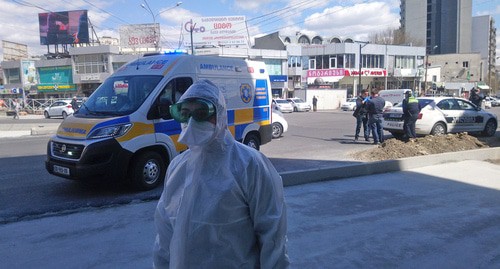 Врач скорой помощи проводит опрос корреспондента "Кавказского узла" на наличие симптомов Сovid-19. Тбилиси, 14 апреля 2020 г. Фото Беслана Кмузова для "Кавказского узла" Врач скорой помощи проводит опрос корреспондента "Кавказского узла" на наличие симптомов Сovid-19. Тбилиси, 14 апреля 2020 г. Фото Беслана Кмузова для "Кавказского узла"