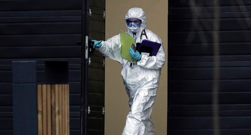 Медицинский специалист в защитном снаряжении выходит из больницы для пациентов, инфицированных коронавирусной болезнью (COVID-19) 14 апреля 2020 года. Фото: REUTERS / Татьяна Макеева Медицинский специалист в защитном снаряжении выходит из больницы для пациентов, инфицированных коронавирусной болезнью (COVID-19) 14 апреля 2020 года. Фото: REUTERS / Татьяна Макеева