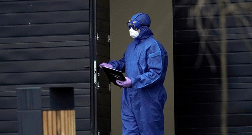 Медицинский специалист в защитном снаряжении выходит из больницы для пациентов, инфицированных коронавирусной болезнью (COVID-19) 14 апреля 2020 года. Фото: REUTERS / Татьяна Макеева Медицинский специалист в защитном снаряжении выходит из больницы для пациентов, инфицированных коронавирусной болезнью (COVID-19) 14 апреля 2020 года. Фото: REUTERS / Татьяна Макеева