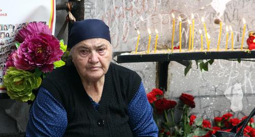 Родственница погибших в спортзале школы Беслана. Фото Алана Цхурбаева ддя "Кавказского узла" Родственница погибших в спортзале школы Беслана. Фото Алана Цхурбаева ддя "Кавказского узла"