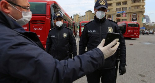 Мужчина демонстрирует разрешение на выезд из дома, полученное в текстовом сообщении, сотрудникам правоохранительных органов после того, как власти наложили ограничения на передвижение для предотвращения распространения коронавирусной болезни (COVID-19) в Баку, Азербайджан. Фото: REUTERS/Aziz Karimov Мужчина демонстрирует разрешение на выезд из дома, полученное в текстовом сообщении, сотрудникам правоохранительных органов после того, как власти наложили ограничения на передвижение для предотвращения распространения коронавирусной болезни (COVID-19) в Баку, Азербайджан. Фото: REUTERS/Aziz Karimov