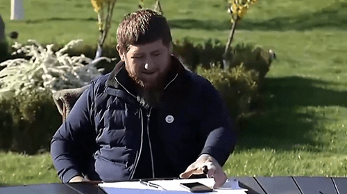 Рамзан Кадыров во время совещания по вопросам коронавируса. Кадр видео в Instagram https://www.instagram.com/p/B-78fX-oanG/ Рамзан Кадыров во время совещания по вопросам коронавируса. Кадр видео в Instagram https://www.instagram.com/p/B-78fX-oanG/