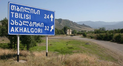 Указатель Тбилиси-Ахалгори. Фото Николай Бангсгаард https://commons.wikimedia.org/wiki/Category:Akhalgori Указатель Тбилиси-Ахалгори. Фото Николай Бангсгаард https://commons.wikimedia.org/wiki/Category:Akhalgori