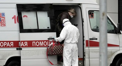 Женщина в защитной маске выходит из машины скорой помощи по прибытии в больницу для больных, инфицированных коронавирусной болезнью (КОВИД-19). REUTERS / Татьяна Макеева Женщина в защитной маске выходит из машины скорой помощи по прибытии в больницу для больных, инфицированных коронавирусной болезнью (КОВИД-19). REUTERS / Татьяна Макеева