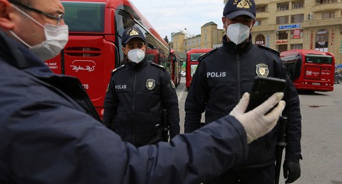 Сотрудники полиции проверяют документы в Баку во время карантина. Фото Азиза Каримова для "Кавказского узла" Сотрудники полиции проверяют документы в Баку во время карантина. Фото Азиза Каримова для "Кавказского узла"