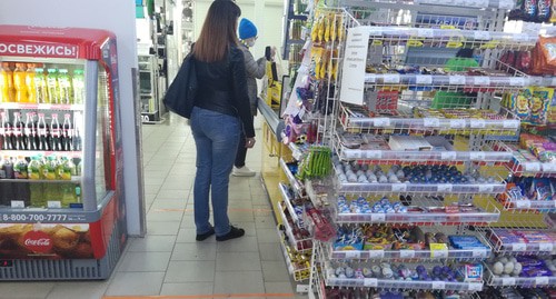 Покупатели в магазине Волгограда соблюдают дистанцию. Апрель 2020 г. Фото Татьяны Филимоновой для "Кавказского узла" Покупатели в магазине Волгограда соблюдают дистанцию. Апрель 2020 г. Фото Татьяны Филимоновой для "Кавказского узла"
