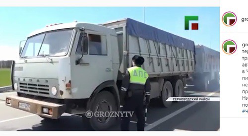 Проверка на дорогах в Чечне. Фото: скриншот со страницы groznytv в Instagram https://www.instagram.com/p/B-5Ja3NF43w/ Проверка на дорогах в Чечне. Фото: скриншот со страницы groznytv в Instagram https://www.instagram.com/p/B-5Ja3NF43w/
