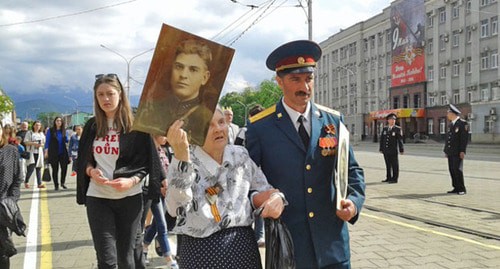 Акция "Бессмертный полк" во Владикавказе. 9 мая 2016 г. Фото Эммы Марзоевой для "Кавказского узла" Акция "Бессмертный полк" во Владикавказе. 9 мая 2016 г. Фото Эммы Марзоевой для "Кавказского узла"