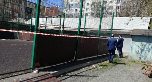 Власти Владикавказа сегодня опечатали детские и спортивные площадки. 17 апреля 2020 года. Фото Эммы Марзоевой для "Кавказского узла" Власти Владикавказа сегодня опечатали детские и спортивные площадки. 17 апреля 2020 года. Фото Эммы Марзоевой для "Кавказского узла"
