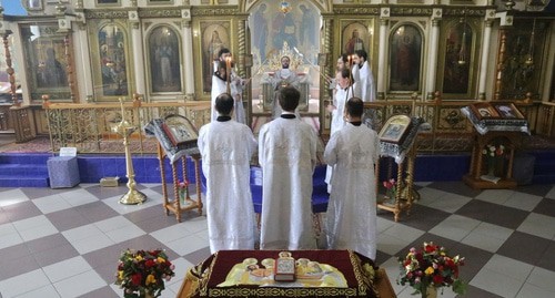 Богослужение в Свято-Успенском соборе Махачкалы 18 апреля 2020 года. Фото с официальной страницы Махачкалинской епархии в соцсети «ВКонтакте». https://vk.com/makhach_eparhya?utm_medium=organic&utm_source=search_mail&utm_term=Махачкалинской%20епархии&w=wall-113683344_1731 Богослужение в Свято-Успенском соборе Махачкалы 18 апреля 2020 года. Фото с официальной страницы Махачкалинской епархии в соцсети «ВКонтакте». https://vk.com/makhach_eparhya?utm_medium=organic&utm_source=search_mail&utm_term=Махачкалинской%20епархии&w=wall-113683344_1731