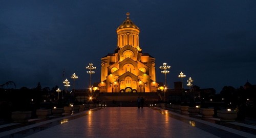 Храм Пресвятой Троицы в Тбилиси. Фото: https://ru.wikipedia.org/wiki/Цминда_Самеба Храм Пресвятой Троицы в Тбилиси. Фото: https://ru.wikipedia.org/wiki/Цминда_Самеба
